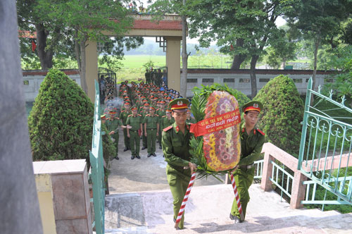 Đoàn làm lễ dâng hoa các anh hùng liệt sĩ